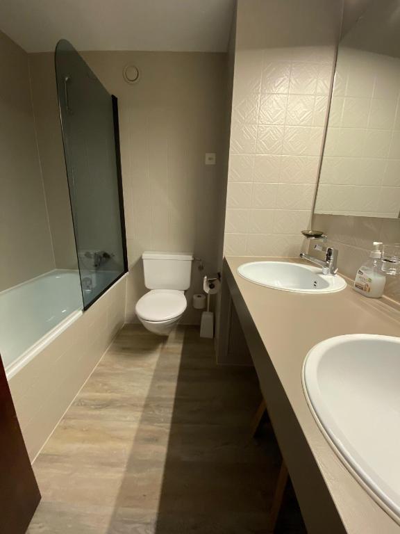 Koupelna v ubytování Rothornblick 25 "renoviert" by Arosa Holiday