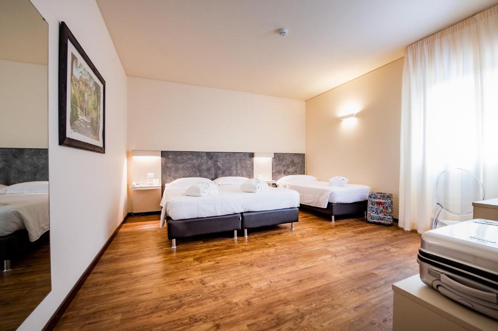 Llit o llits en una habitació de Astoria Palace Hotel