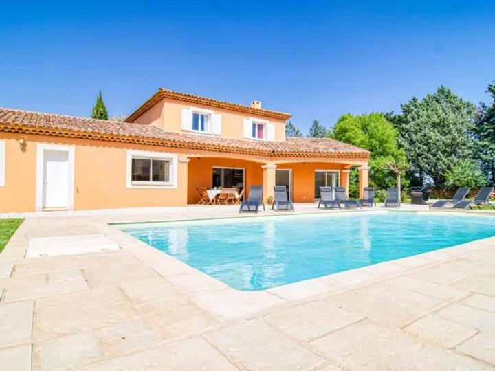une villa avec piscine devant une maison dans l'établissement Villa Faro Provence Var, à Montfort-sur-Argens