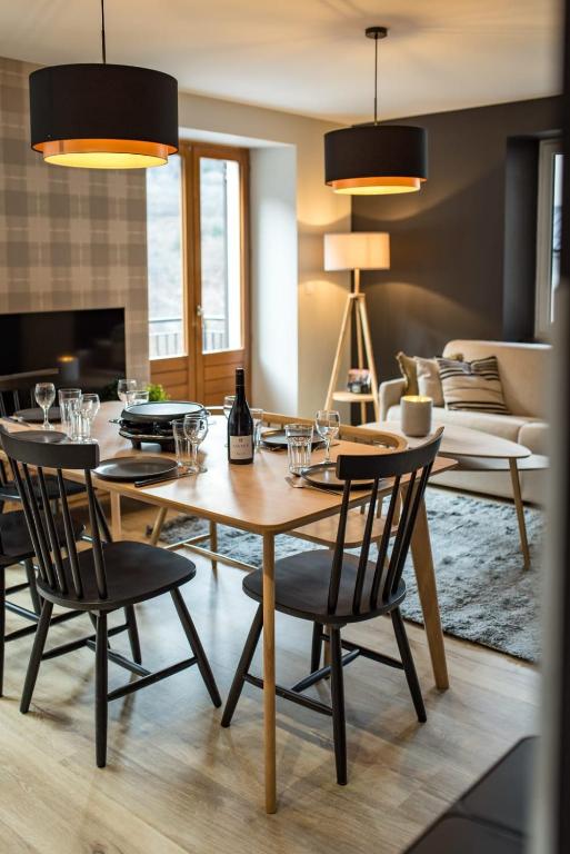 une salle à manger avec une table et des chaises en bois dans l'établissement 4 to 6 people in Orelle access to Val Thorens, à Orelle