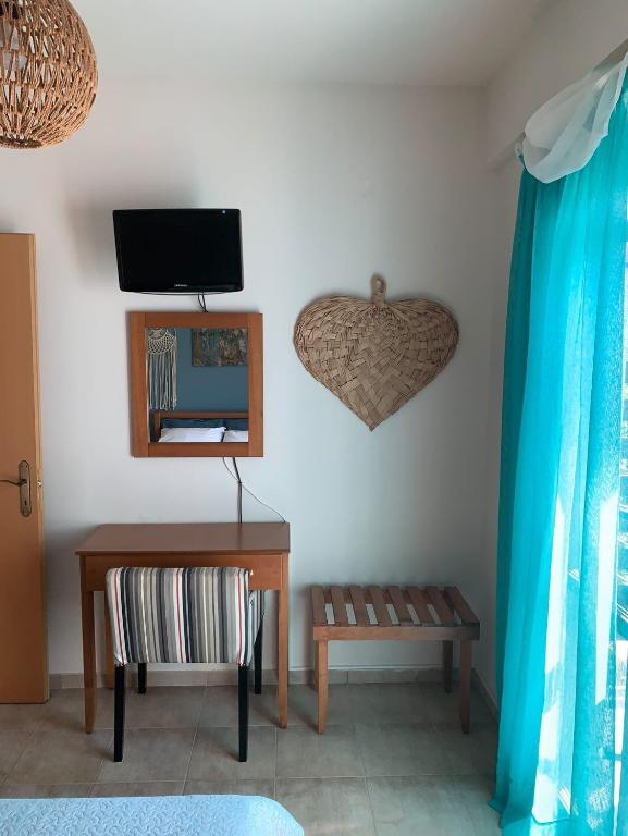 TV a/nebo společenská místnost v ubytování Christina's Seaside