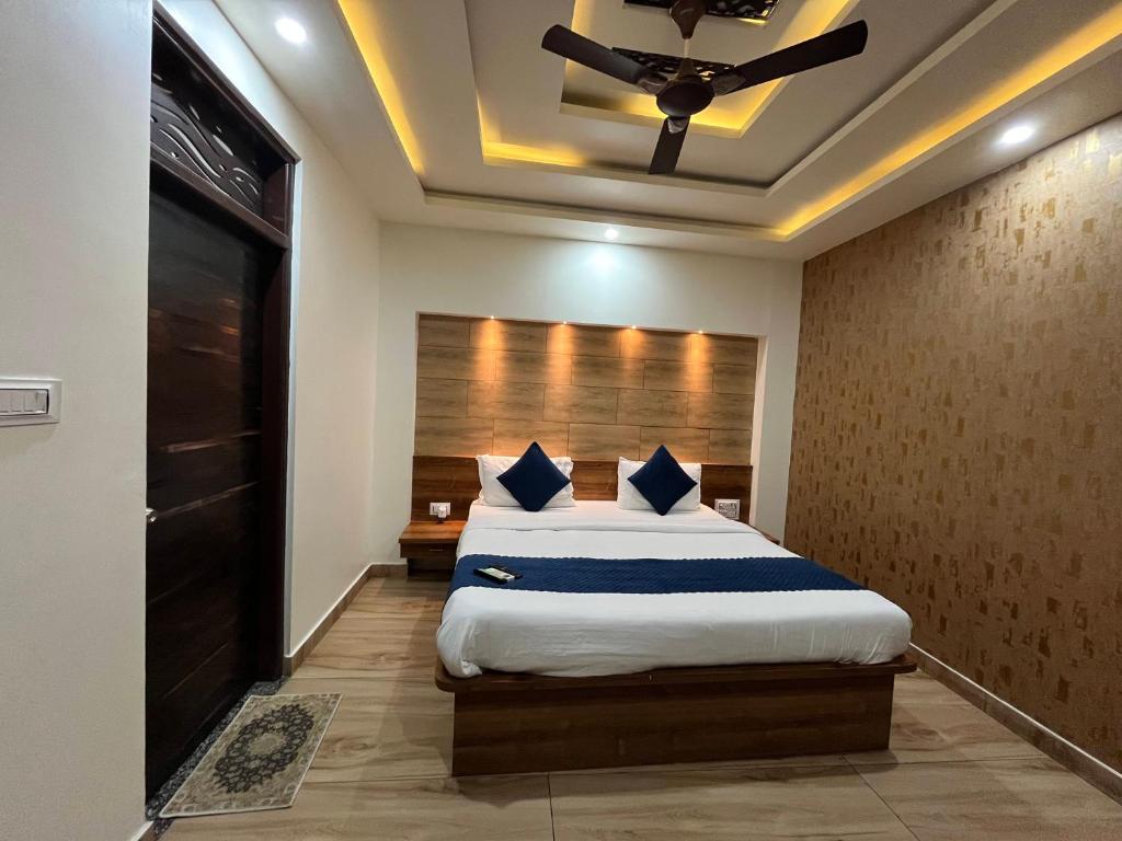 Postel nebo postele na pokoji v ubytování Hotel Leela Vilas Pushkar -A Boutique Hotel