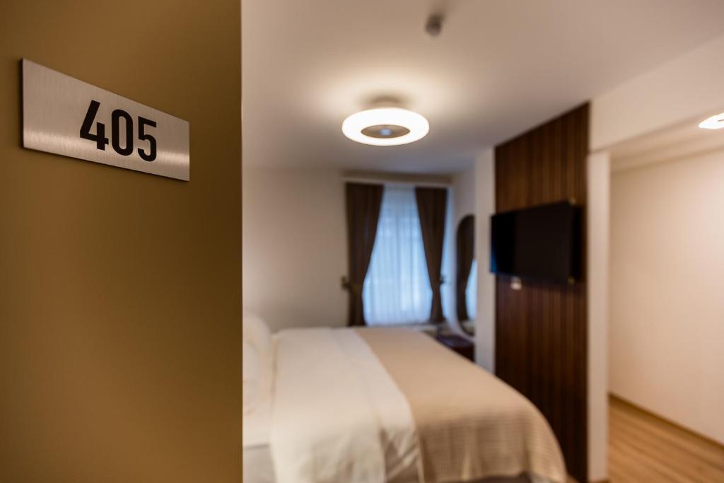 Postel nebo postele na pokoji v ubytování Deluxe Appart & Hotel Zürich Kreis 4