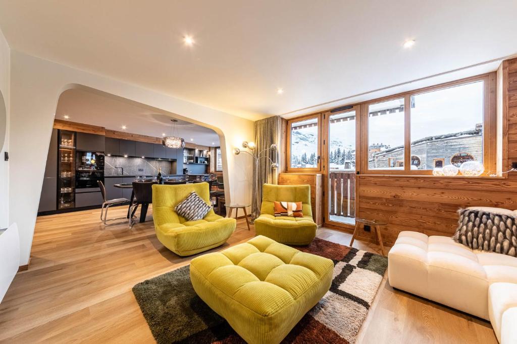 Il comprend un salon doté d'un mobilier jaune et une cuisine. dans l'établissement L Eden - Immodreams - Avoriaz, à Avoriaz