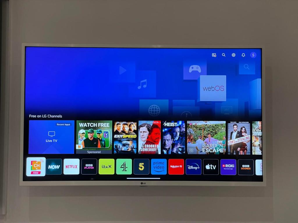 TV a/nebo společenská místnost v ubytování Heathrow Airport 10 mins drive l FREE SECURE PARKING l Tiny House with Courtyard