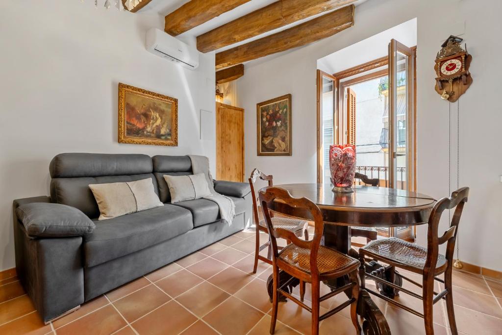 a living room with a couch and a table at La Quadra Rural Housing in Sant Carles de la Ràpita