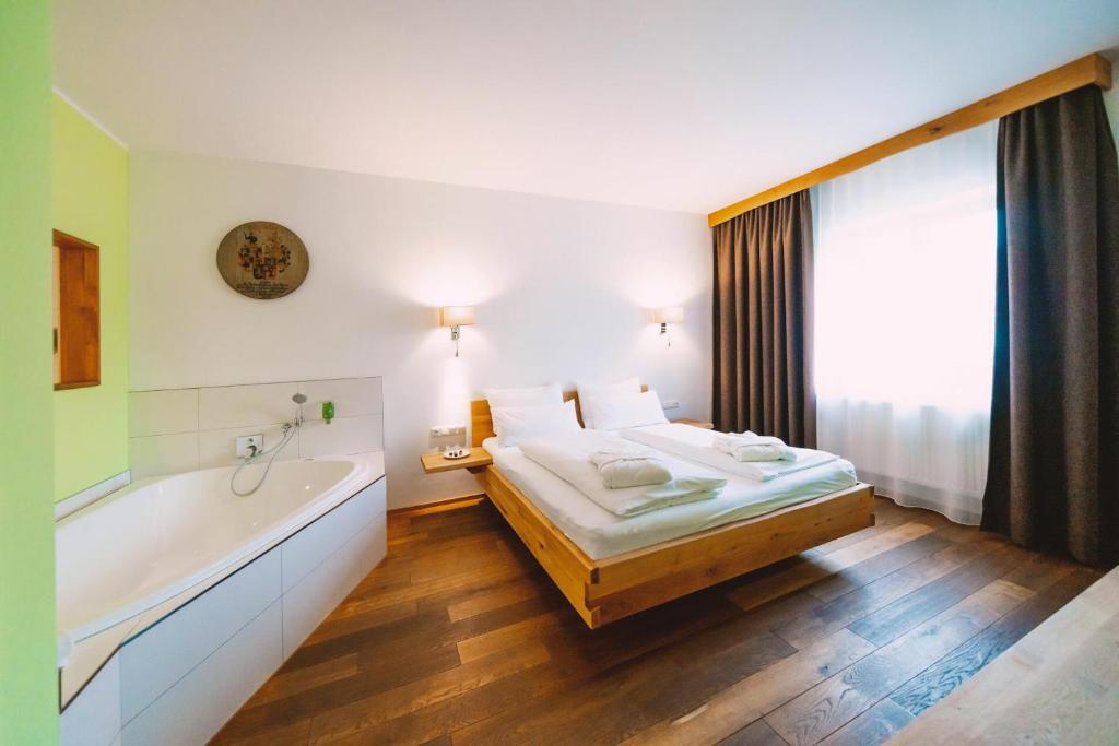 Postel nebo postele na pokoji v ubytování Aktivhotel Wildschütz