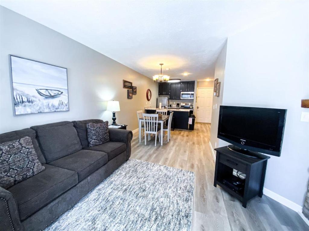 Μια τηλεόραση ή/και κέντρο ψυχαγωγίας στο Inn Building Condo 212, gorgeous updated condo