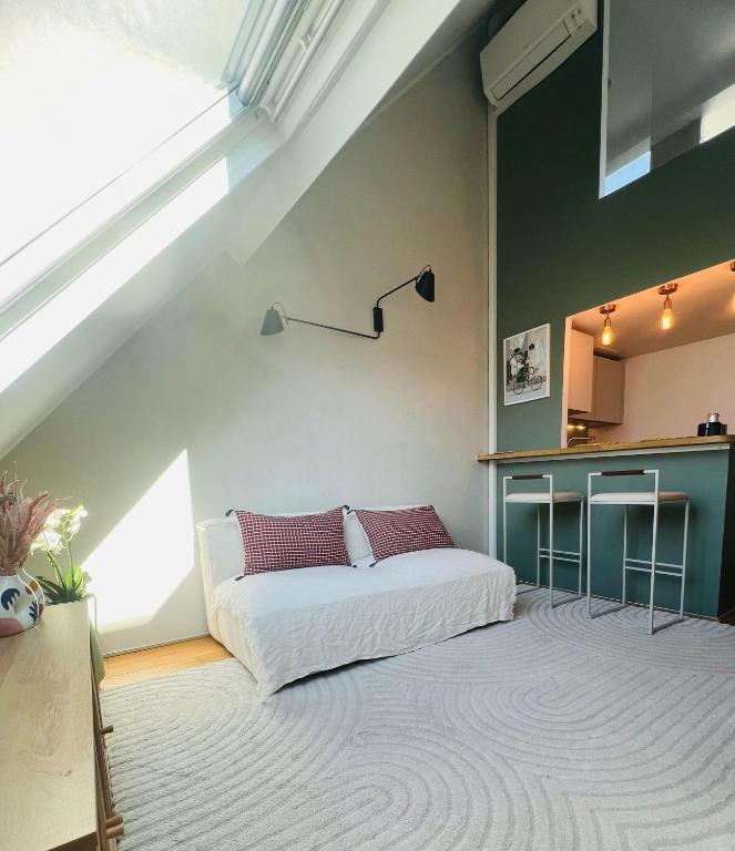 une chambre avec un lit dans un grenier dans l'établissement Cozy flat, à Paris