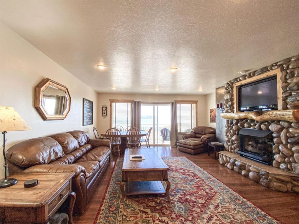 ein Wohnzimmer mit Couch und Kamin in der Unterkunft Lake View Condo 874 4 with Awesome Lake View in Garden City