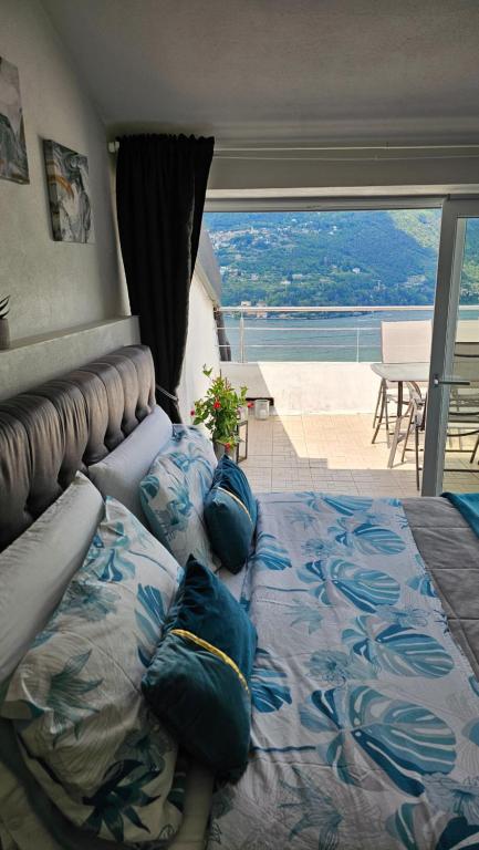 Postel nebo postele na pokoji v ubytování La Terrazza sul Lago di Como con garage