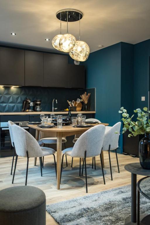 une salle à manger avec une table et des chaises dans l'établissement 4-6 People in Orelle Direct to Val Thorens, à Orelle