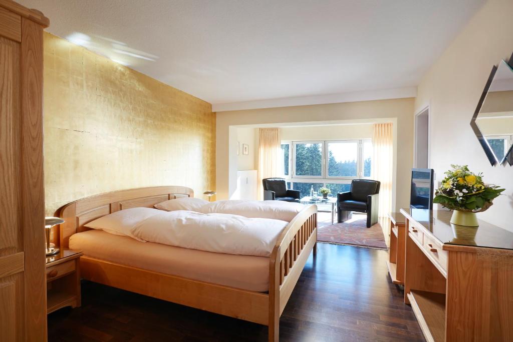 1 dormitorio con cama, escritorio y silla en Hotel Landhaus Berghof, en Wenden