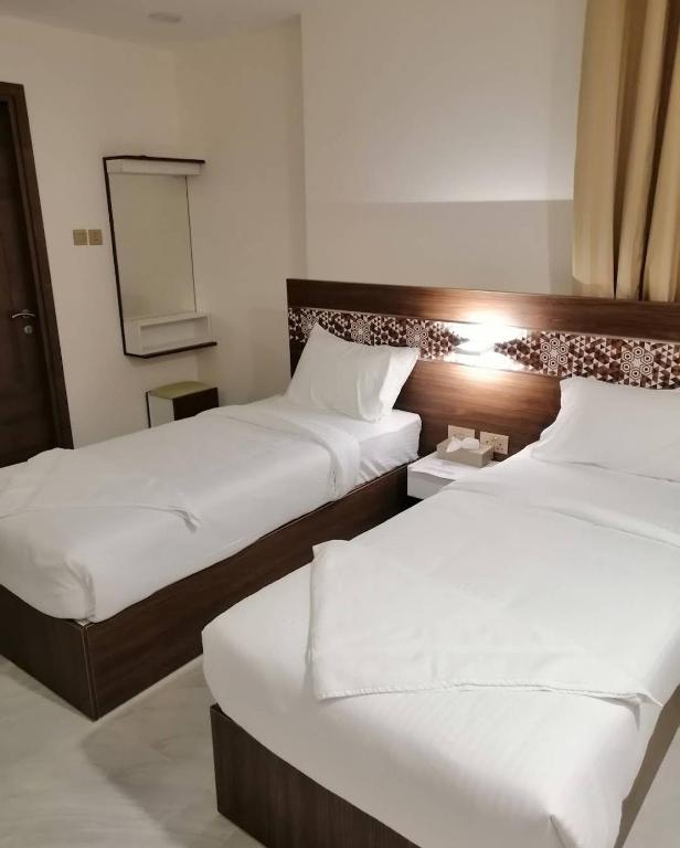 Postel nebo postele na pokoji v ubytování Sapphire Club muscat Hotel
