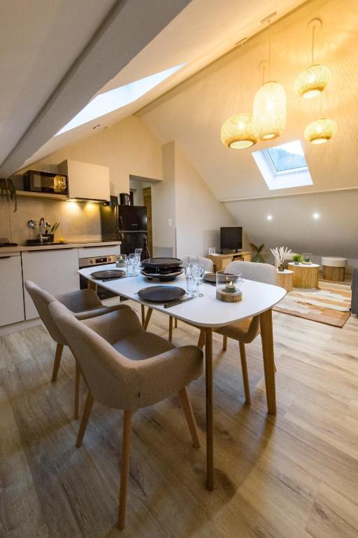 une cuisine et un salon avec une table et des chaises dans l'établissement 2-4 people in Orelle direct access to Val Thorens, à Orelle