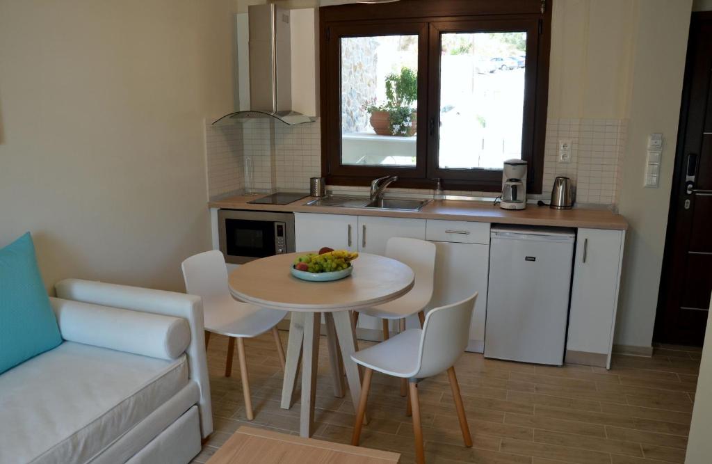 Kuchyňa alebo kuchynka v ubytovaní Hatzoudis Luxury Suites