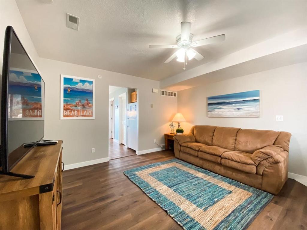 ein Wohnzimmer mit einer Couch und einem Deckenventilator in der Unterkunft Two Bedroom Lake View Condo 918 4, beautiful views in Garden City