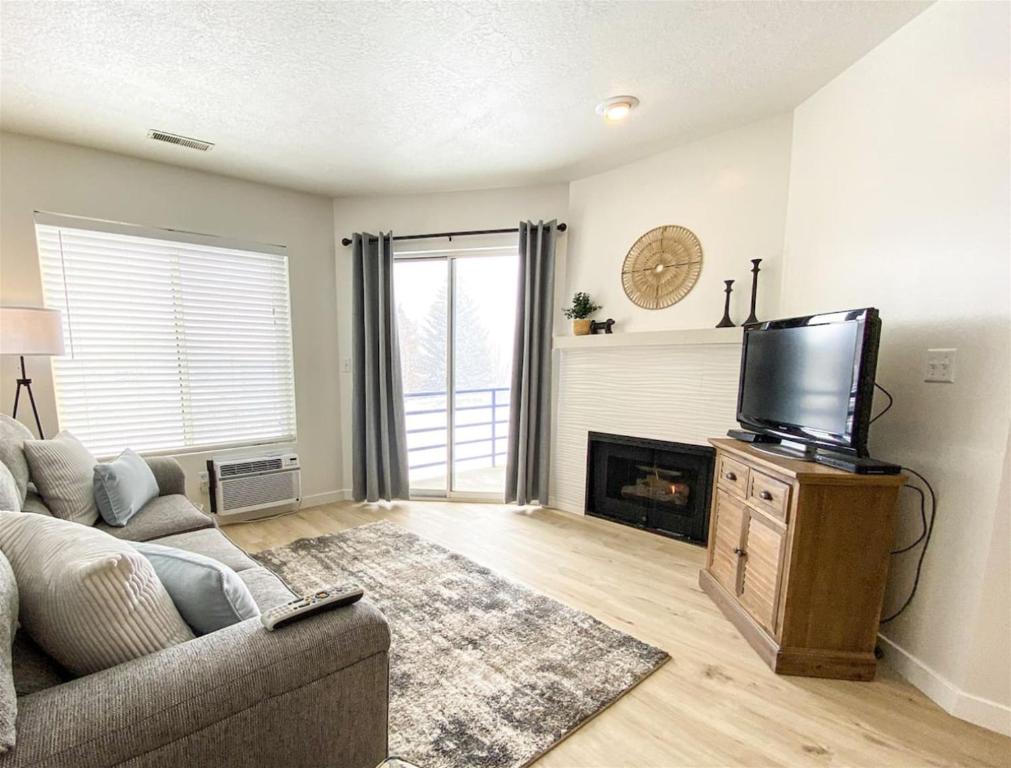 Μια τηλεόραση ή/και κέντρο ψυχαγωγίας στο Inn Building Condo 213 Pet friendly, Patio view