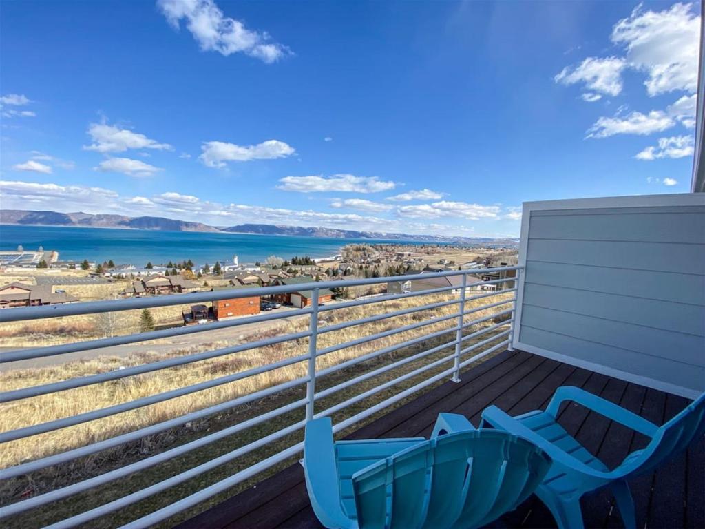 eine Terrasse mit einem Stuhl und Strandblick in der Unterkunft Lake View Condo 942 4 in Garden City