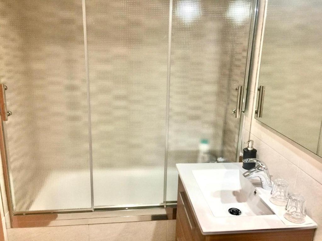 ein Badezimmer mit Dusche und Waschbecken in der Unterkunft Ap. Palacete Marqués d la Vega in Antequera