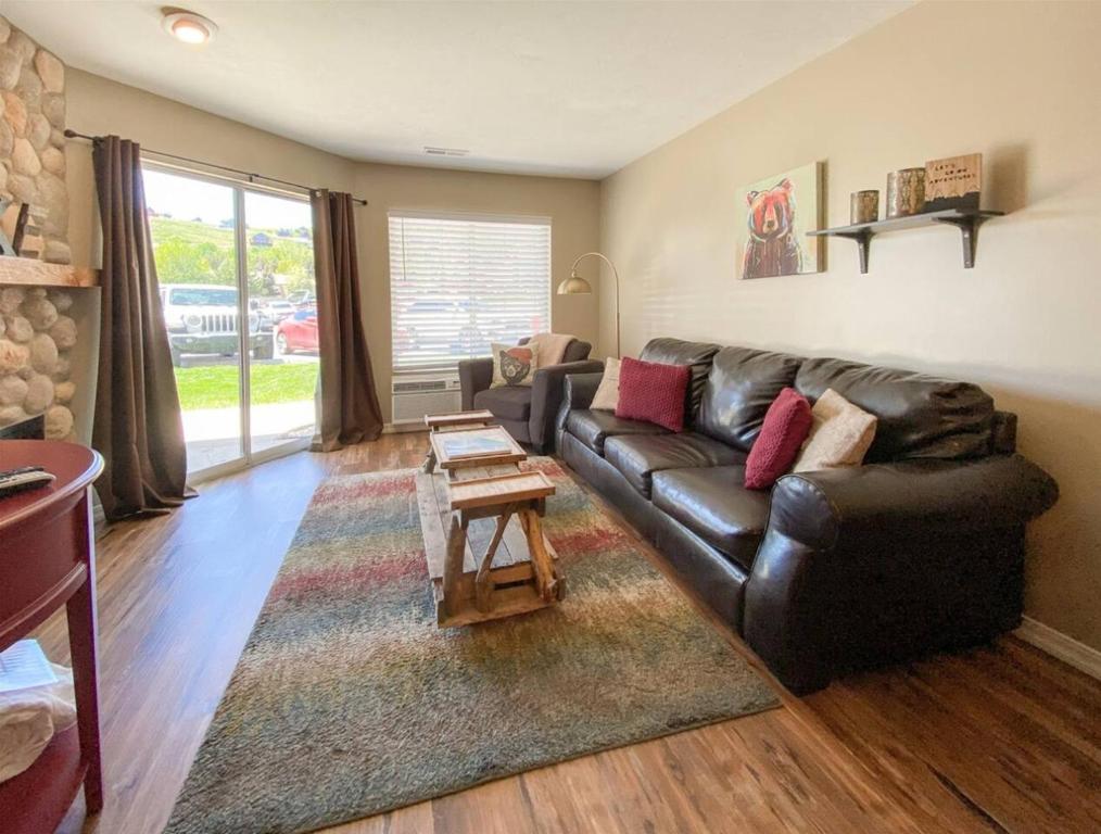 Χώρος καθιστικού στο Inn Building Condo 102 Updated Ground Level