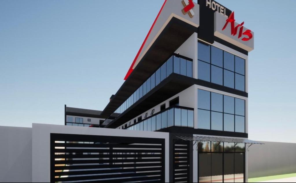 Un edificio con un cartel al costado. en Hotel Aris, en União da Vitória