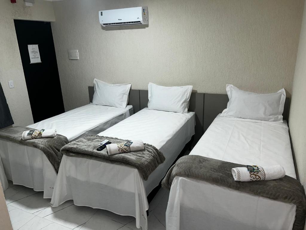 Postel nebo postele na pokoji v ubytování Hotel Aris