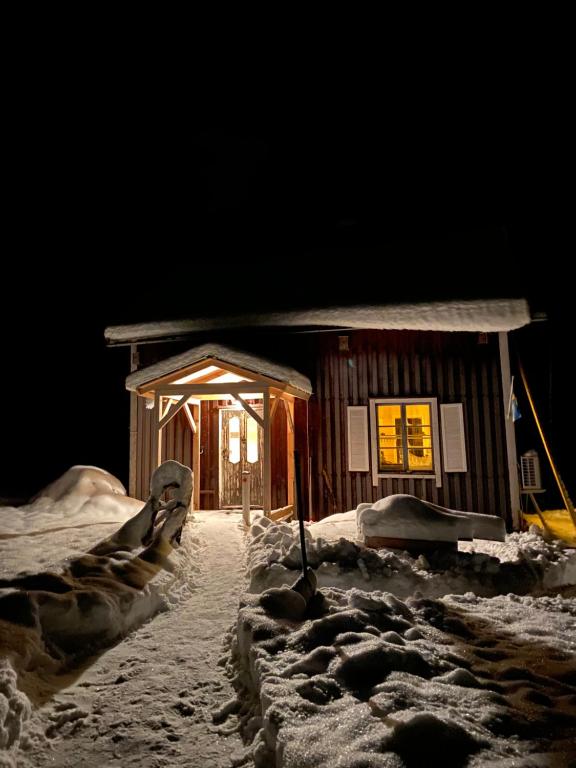 Kleines Haus in Schweden v zimě