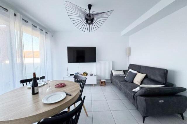 un salon avec une table et un canapé dans l'établissement Le Karzingo Borda, à Saint-Jean-de-Luz