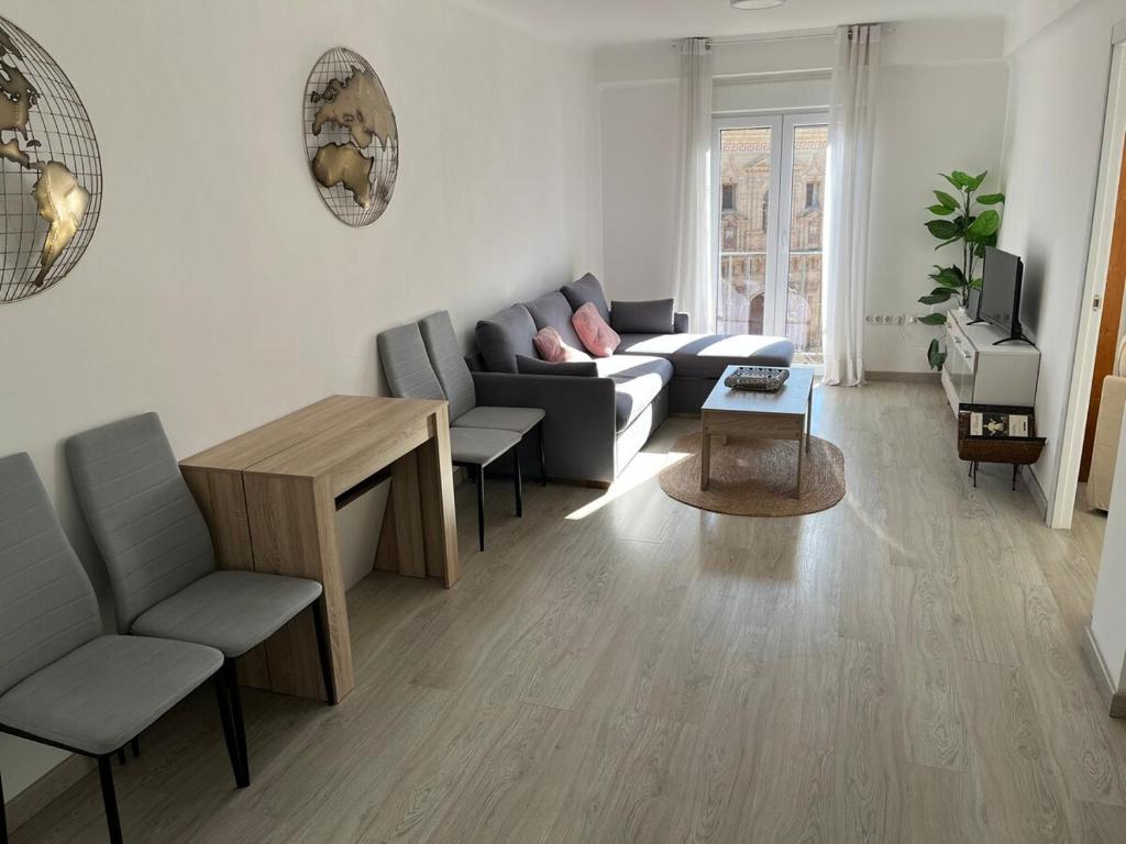 salon z kanapą i stołem w obiekcie PISO CENTRO CON VISTAS ANTEQUERa w mieście Antequera