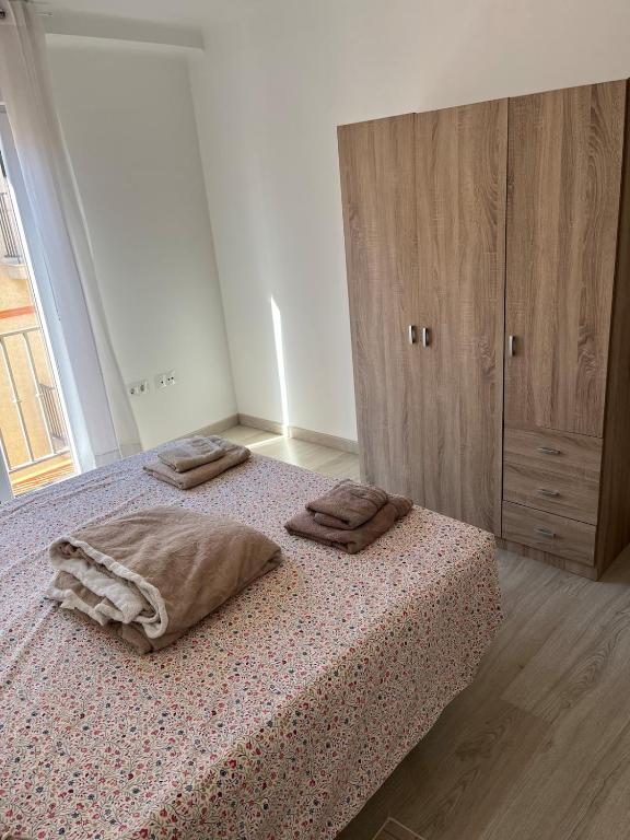 sypialnia z łóżkiem z 2 poduszkami w obiekcie PISO CENTRO CON VISTAS ANTEQUERa w mieście Antequera