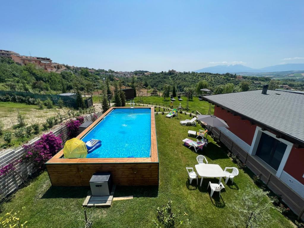 Bazén v ubytování B&B House nebo v jeho okolí