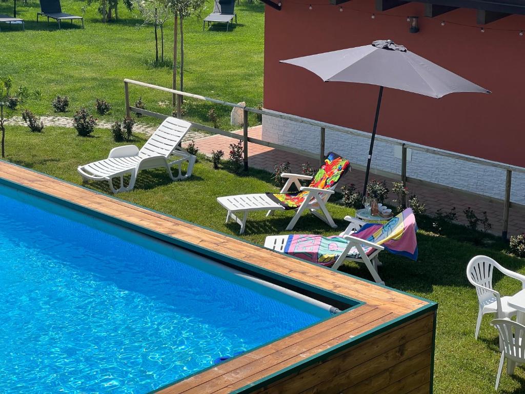 Bazén v ubytování B&B House nebo v jeho okolí