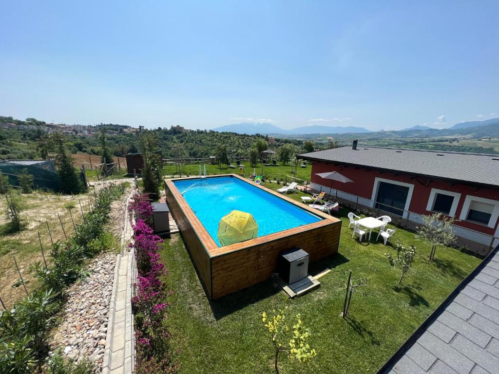 Bazén v ubytování B&B House nebo v jeho okolí