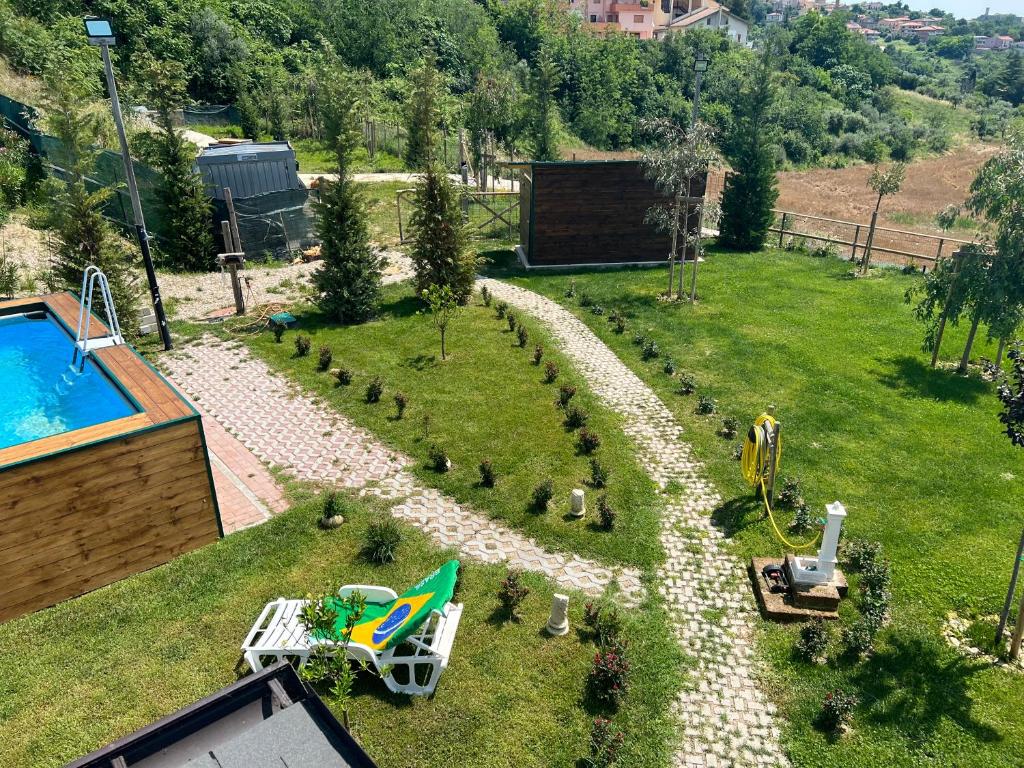 Bazén v ubytování B&B House nebo v jeho okolí