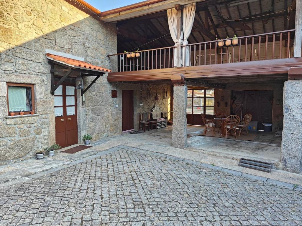 Casa in pietra con balcone e patio. di Casa do Muro Alto a Alvelos