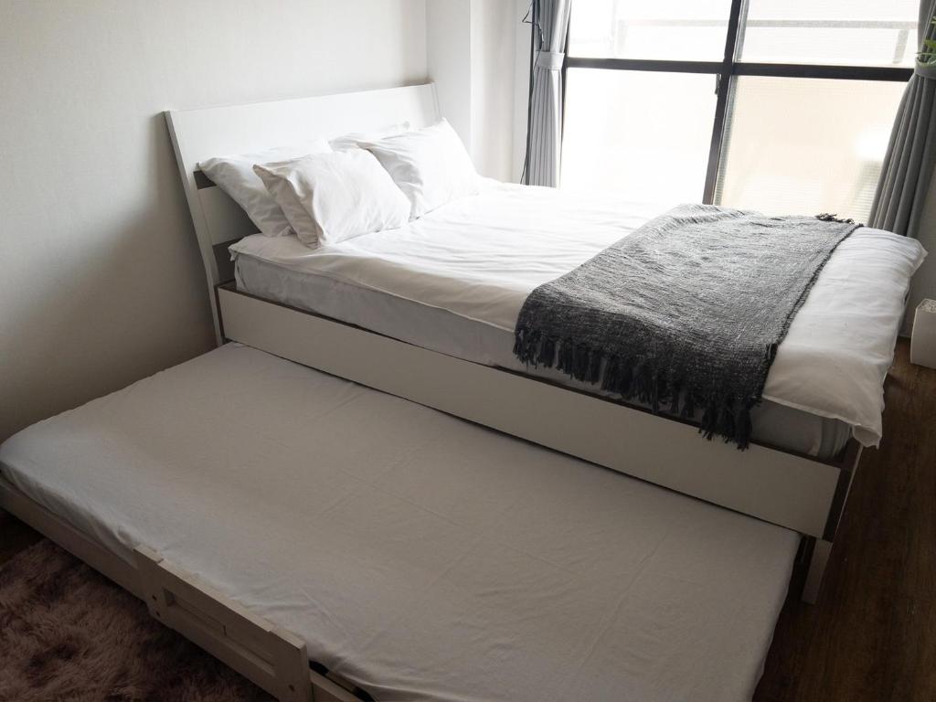 a bedroom with a bed and a window at HARMONY HOTEL Urawa - Vacation STAY 18310 in Saitama