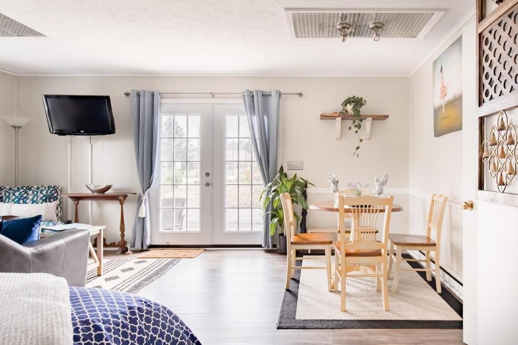 a living room with a table and chairs and a bed at Walk to Main Street HVL & Trail - Cozy Studio Retreat in Hendersonville