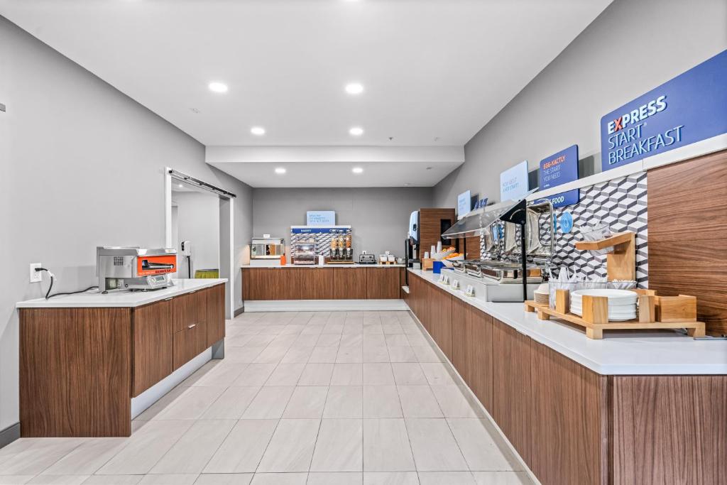 Příslušenství pro přípravu čaje a kávy v ubytování Holiday Inn Express & Suites Carneys Point - Pennsville by IHG