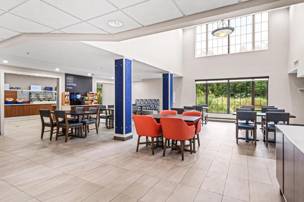 Restaurace v ubytování Holiday Inn Express & Suites Carneys Point - Pennsville by IHG
