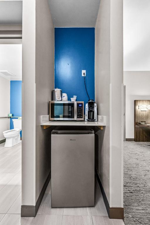 Kuchyň nebo kuchyňský kout v ubytování Holiday Inn Express & Suites Carneys Point - Pennsville by IHG