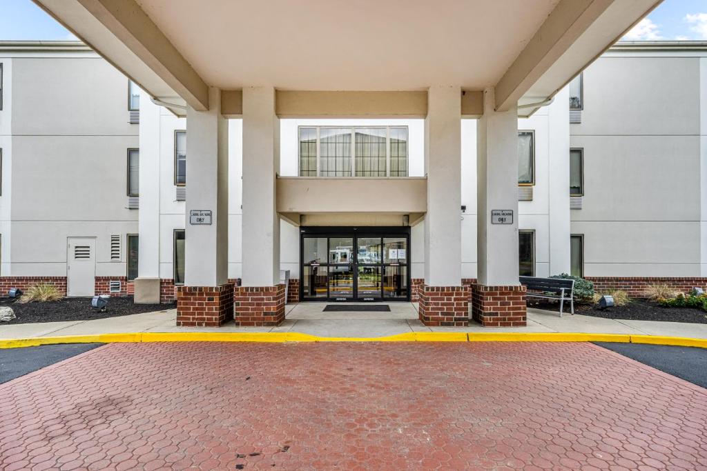 Bazén v ubytování Holiday Inn Express & Suites Carneys Point - Pennsville by IHG nebo v jeho okolí