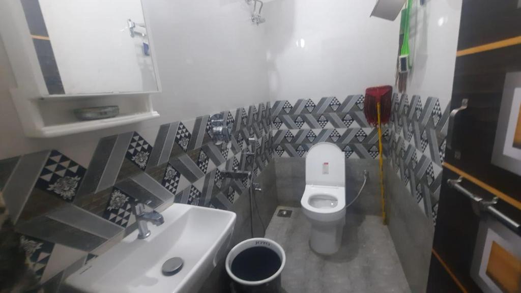 Koupelna v ubytování ShivSangit HomeStay