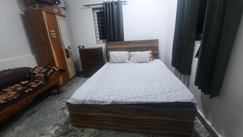 Postel nebo postele na pokoji v ubytování ShivSangit HomeStay