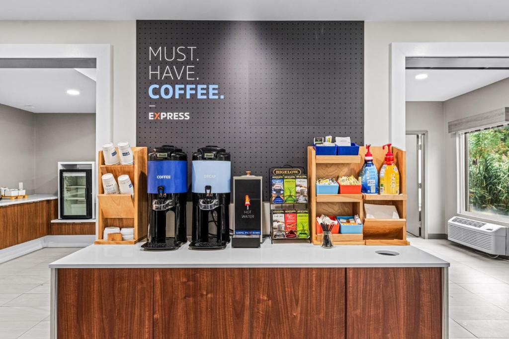 Příslušenství pro přípravu čaje a kávy v ubytování Holiday Inn Express & Suites Carneys Point - Pennsville by IHG