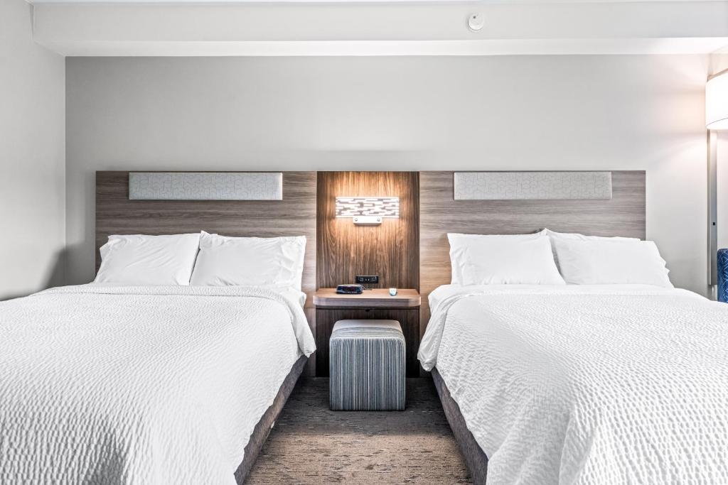 Postel nebo postele na pokoji v ubytování Holiday Inn Express & Suites Carneys Point - Pennsville by IHG