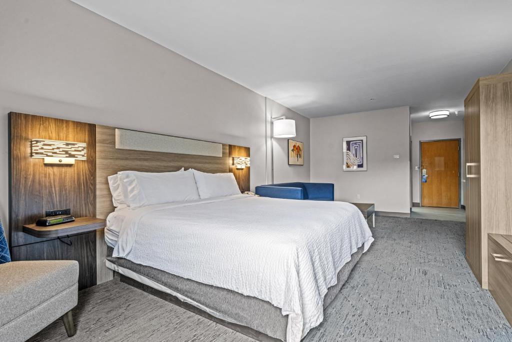 Postel nebo postele na pokoji v ubytování Holiday Inn Express & Suites Carneys Point - Pennsville by IHG
