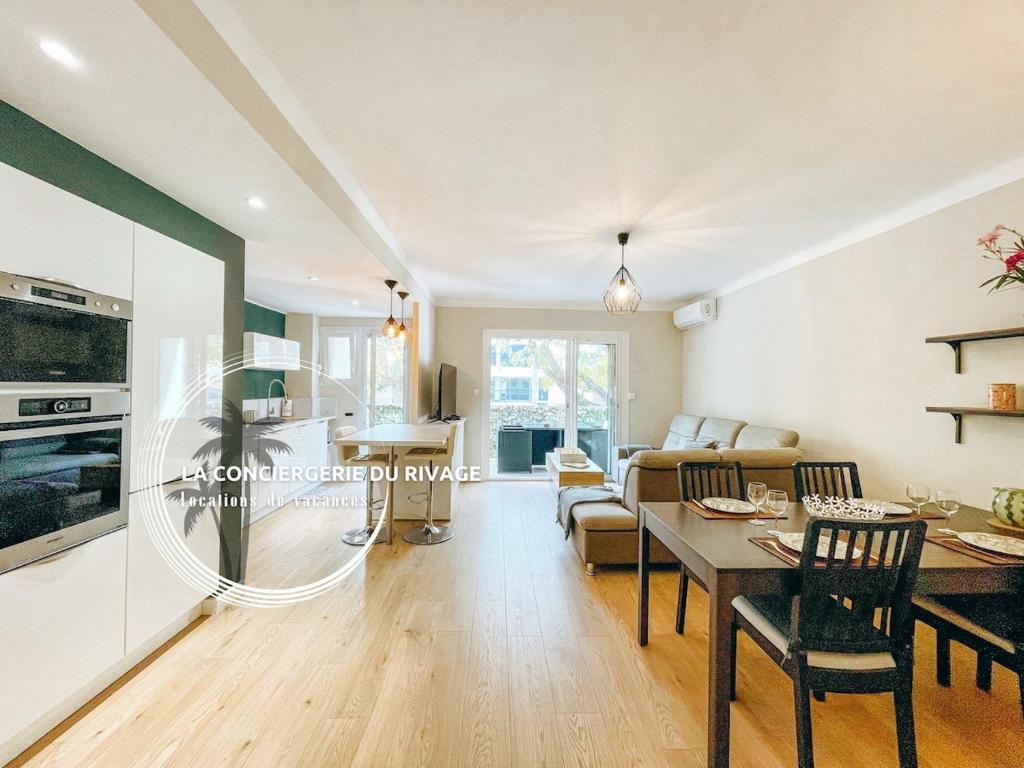 Il comprend un salon avec une table à manger et une cuisine. dans l'établissement Le California - Port de Carqueiranne et plages, à Carqueiranne