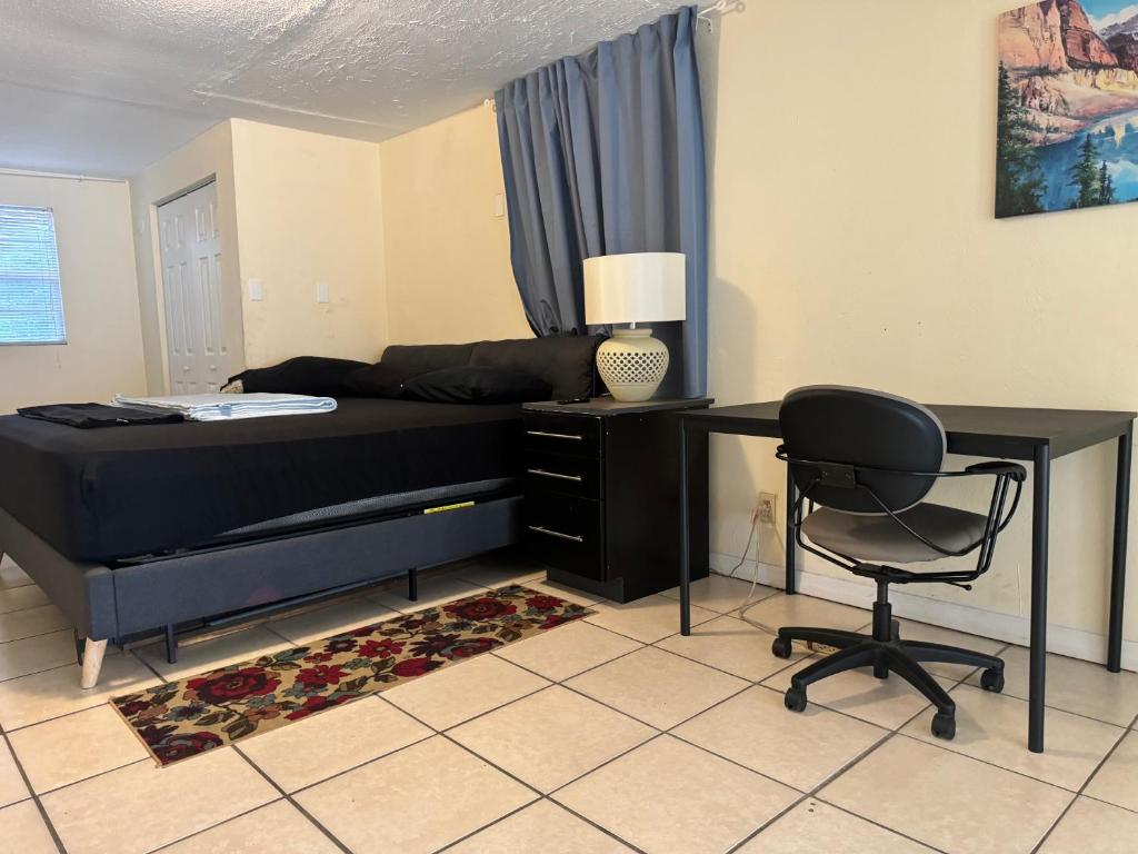 タンパにあるTampa Downtown propertyのベッドと机と椅子のある寝室