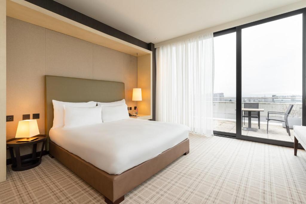 Postel nebo postele na pokoji v ubytování Crowne Plaza Geneva by IHG